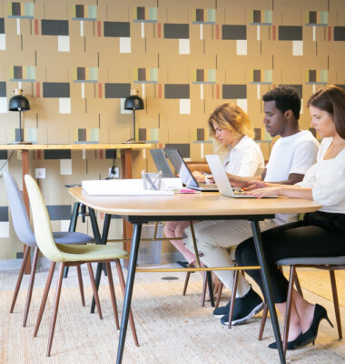 Espaço de coworking no condomínio: o que é e qual o impacto no trabalho?