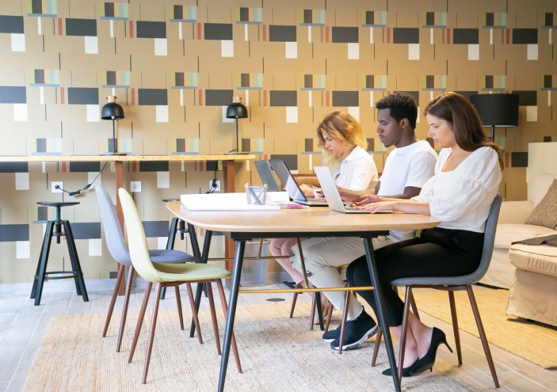 Espaço de coworking no condomínio: o que é e qual o impacto no trabalho?